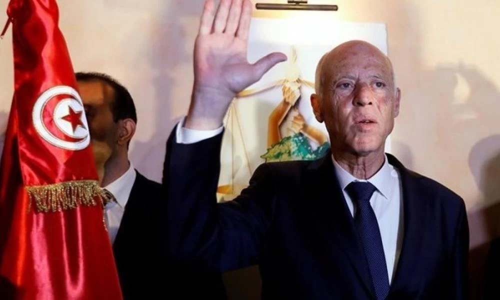 Ο πρόεδρος της Τυνησίας ''σούταρε'' και τον υπουργό Άμυνας